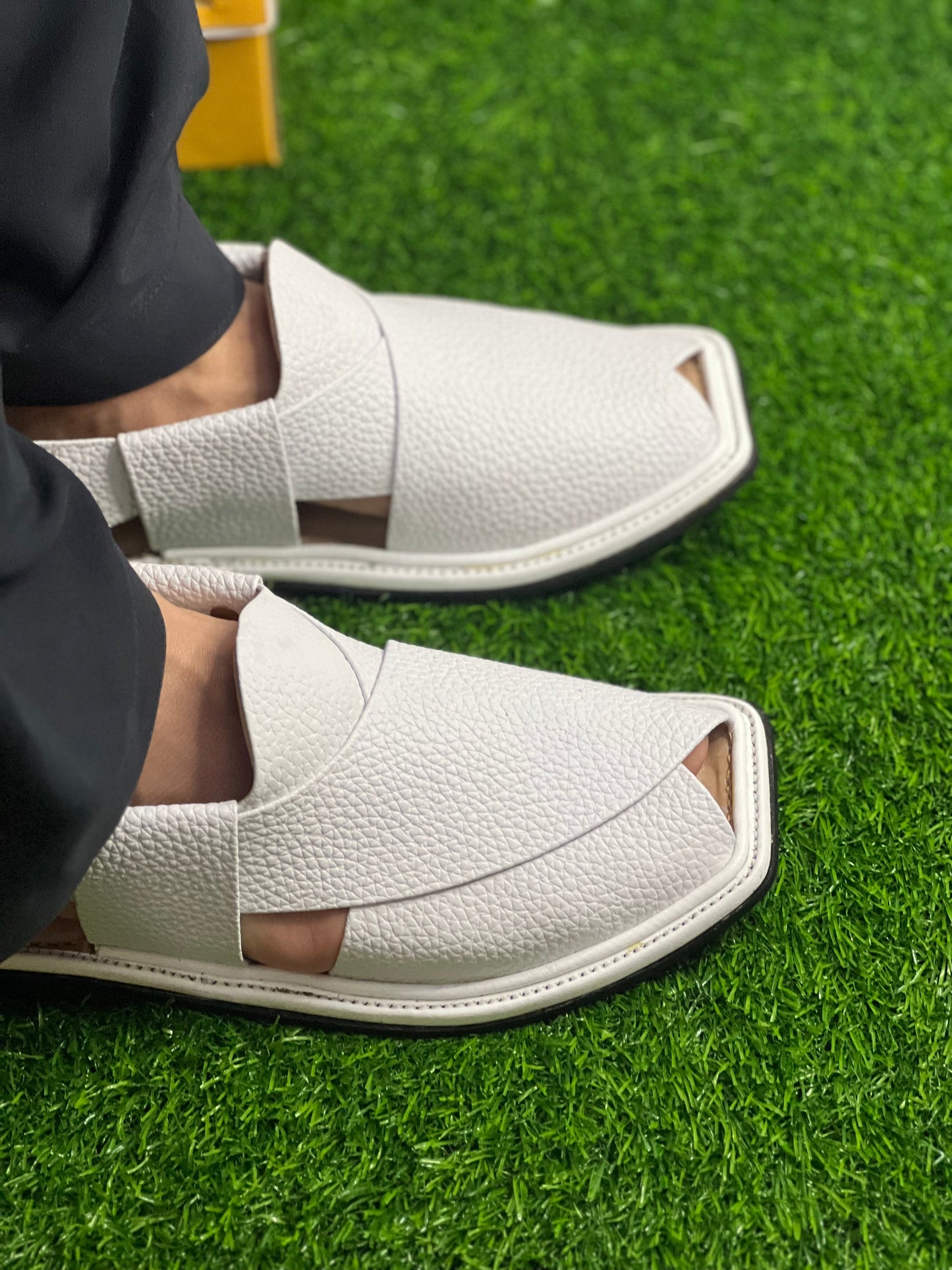 Smart zalmi doted peshawari chappal🤍🖤